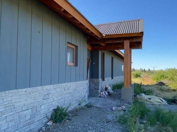 FINA PATAGONIA. Casa en venta de 3 dormitorios c/ cochera en San Martin de los Andes