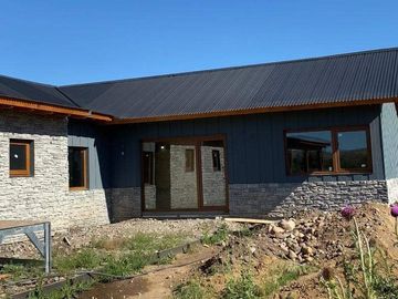 FINA PATAGONIA. Casa en venta de 3 dormitorios c/ cochera en San Martin de los Andes