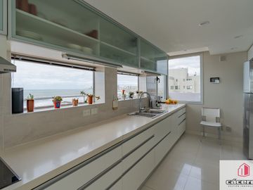 Departamento en venta de 2 dormitorios c/ cochera en Parque Luro