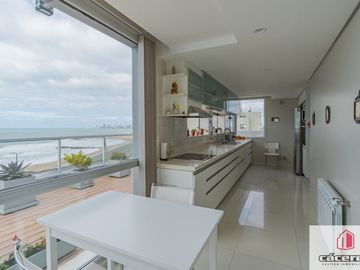 Departamento en venta de 2 dormitorios c/ cochera en Parque Luro