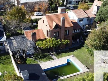 Chalet en venta de 3 dormitorios c/ cochera en Barrio La Florida