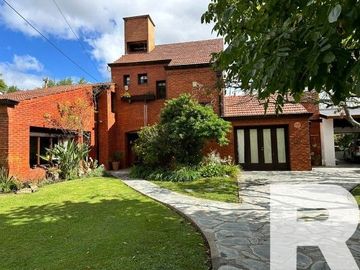 Chalet en venta de 3 dormitorios c/ cochera en Barrio La Florida