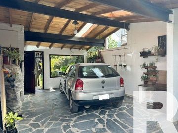 Chalet en venta de 3 dormitorios c/ cochera en Barrio La Florida