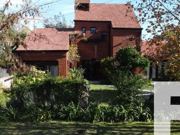 Chalet en venta de 3 dormitorios c/ cochera en Barrio La Florida