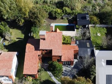 Chalet en venta de 3 dormitorios c/ cochera en Barrio La Florida