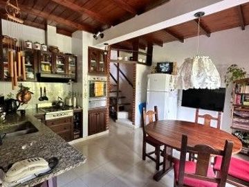 Chalet en venta de 3 dormitorios c/ cochera en Barrio La Florida