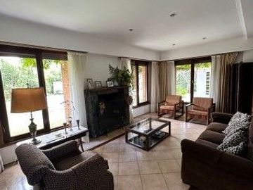 Chalet en venta de 3 dormitorios c/ cochera en Barrio La Florida