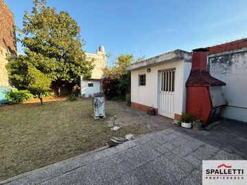 Casa en venta de 2 dormitorios c/ cochera en Ramos Mejía