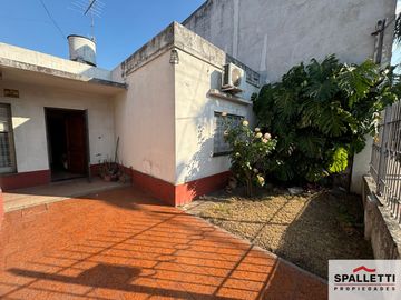 Casa en venta de 2 dormitorios c/ cochera en Ramos Mejía