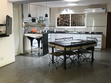 Casa en venta de 4 dormitorios c/ cochera en Villa Nueva