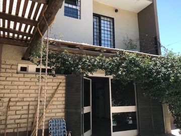 Casa en venta de 4 dormitorios c/ cochera en Villa Nueva