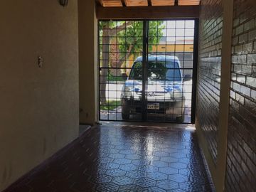 Casa en venta de 4 dormitorios c/ cochera en Villa Nueva