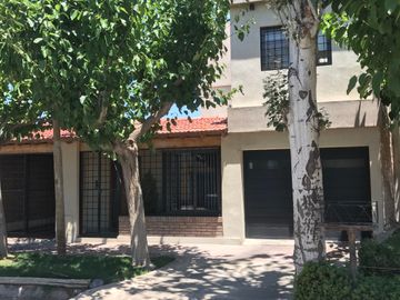 Casa en venta de 4 dormitorios c/ cochera en Villa Nueva