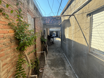 Inmueble 10 x 40 con 3 departamentos y local comercial. José Maria Paz 1435