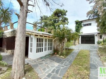 Chalet con dependencia en venta en Sierra de los Padres - 2 lotes
