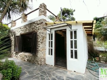 Chalet con dependencia en venta en Sierra de los Padres - 2 lotes