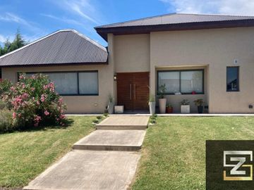 Casa en venta de 4 dormitorios c/ cochera en El Rebenque