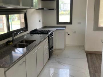Casa en venta de 4 dormitorios c/ cochera en El Rebenque