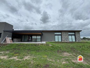 Puerto del Águila, Casa en venta de 2 dormitorios c/cochera en Potrero de Garay
