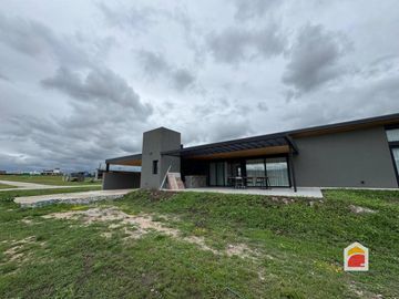 Puerto del Águila, Casa en venta de 2 dormitorios c/cochera en Potrero de Garay