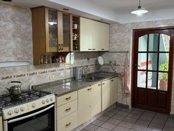 Casa Venta 4 dormitorios c/cochera B. FEPUT (300 mts de Av. America) S.M. de Tuc