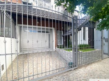 Dúplex en venta de 4 dormitorios c/ cochera en Ramos Mejía
