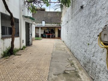 Casa  terreno propio 8,66 x 24,65 mts  3 Ambientes Gran Patio Quincho Parrilla