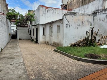 Casa  terreno propio 8,66 x 24,65 mts  3 Ambientes Gran Patio Quincho Parrilla