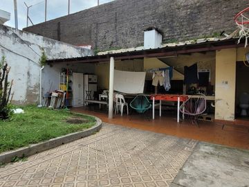 Casa  terreno propio 8,66 x 24,65 mts  3 Ambientes Gran Patio Quincho Parrilla