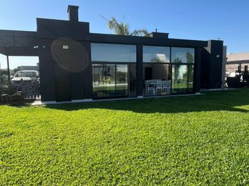 Casa en venta de 3 dormitorios c/ cochera en Los Talas