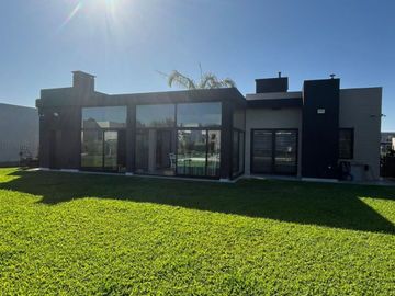 Casa en venta de 3 dormitorios c/ cochera en Los Talas