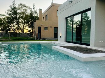 Casa en venta de 3 dormitorios c/ cochera en Los Talas