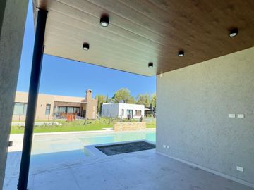Casa en venta de 3 dormitorios c/ cochera en Los Talas