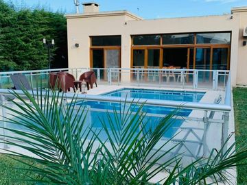 Casa en venta de 3 dormitorios c/ cochera en Brickland