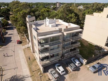 Departamento en venta de 2 dormitorios c/ cochera en Monte Hermoso
