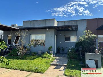 Venta Monte Grande Barrio Mirasoles Casa de 3 Dormitorios, Galeria y Piscina