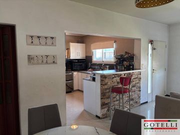 Venta Monte Grande Barrio Mirasoles Casa de 3 Dormitorios, Galeria y Piscina