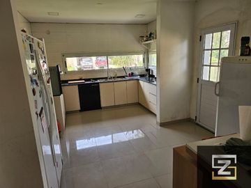 Casa en venta de 3 dormitorios c/ cochera en Los Talas