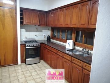 Casa en venta de 3 dormitorios c/ cochera en Centro Oeste