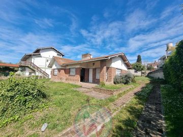 Chalet en venta de 4 dormitorios en Zona Sur