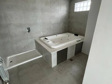 Departamento en venta de 3 dormitorios c/ cochera en Naposta
