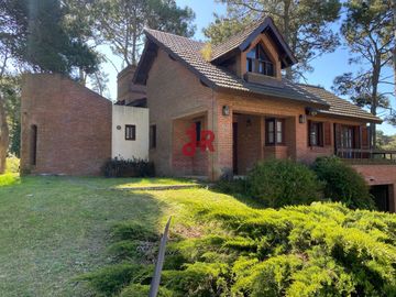 CODIGO 707 - CASA EN ALQUILER TEMPORARIO - ZONA GOLF -  PINAMAR - 4 HABITACIONES