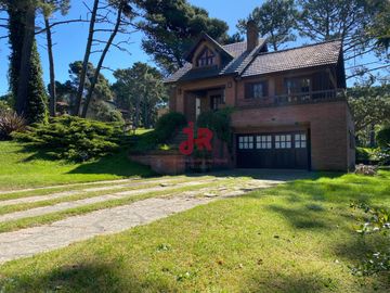 CODIGO 707 - CASA EN ALQUILER TEMPORARIO - ZONA GOLF -  PINAMAR - 4 HABITACIONES