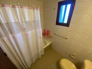 CODIGO 707 - CASA EN ALQUILER TEMPORARIO - ZONA GOLF -  PINAMAR - 4 HABITACIONES