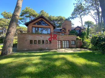 CODIGO 707 - CASA EN ALQUILER TEMPORARIO - ZONA GOLF -  PINAMAR - 4 HABITACIONES