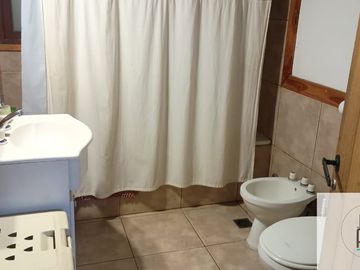 Casa en venta de 2 dormitorios c/ cochera en Villa La Angostura