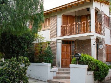 VENTA CASA CATEGORIA BARRIO DALVIAN-CIUDAD-MENDOZA