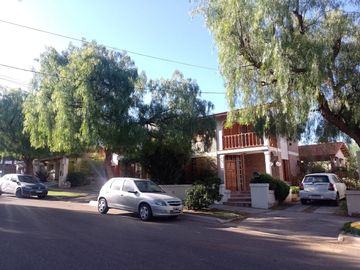 VENTA CASA CATEGORIA BARRIO DALVIAN-CIUDAD-MENDOZA
