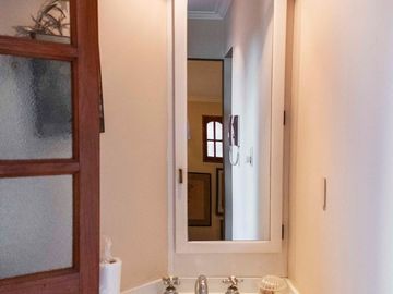 VENTA CASA CATEGORIA BARRIO DALVIAN-CIUDAD-MENDOZA