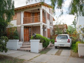 VENTA CASA CATEGORIA BARRIO DALVIAN-CIUDAD-MENDOZA